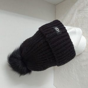 UGG Black Cuff Hat With Yarn Pom Pom Beanie Women's one size